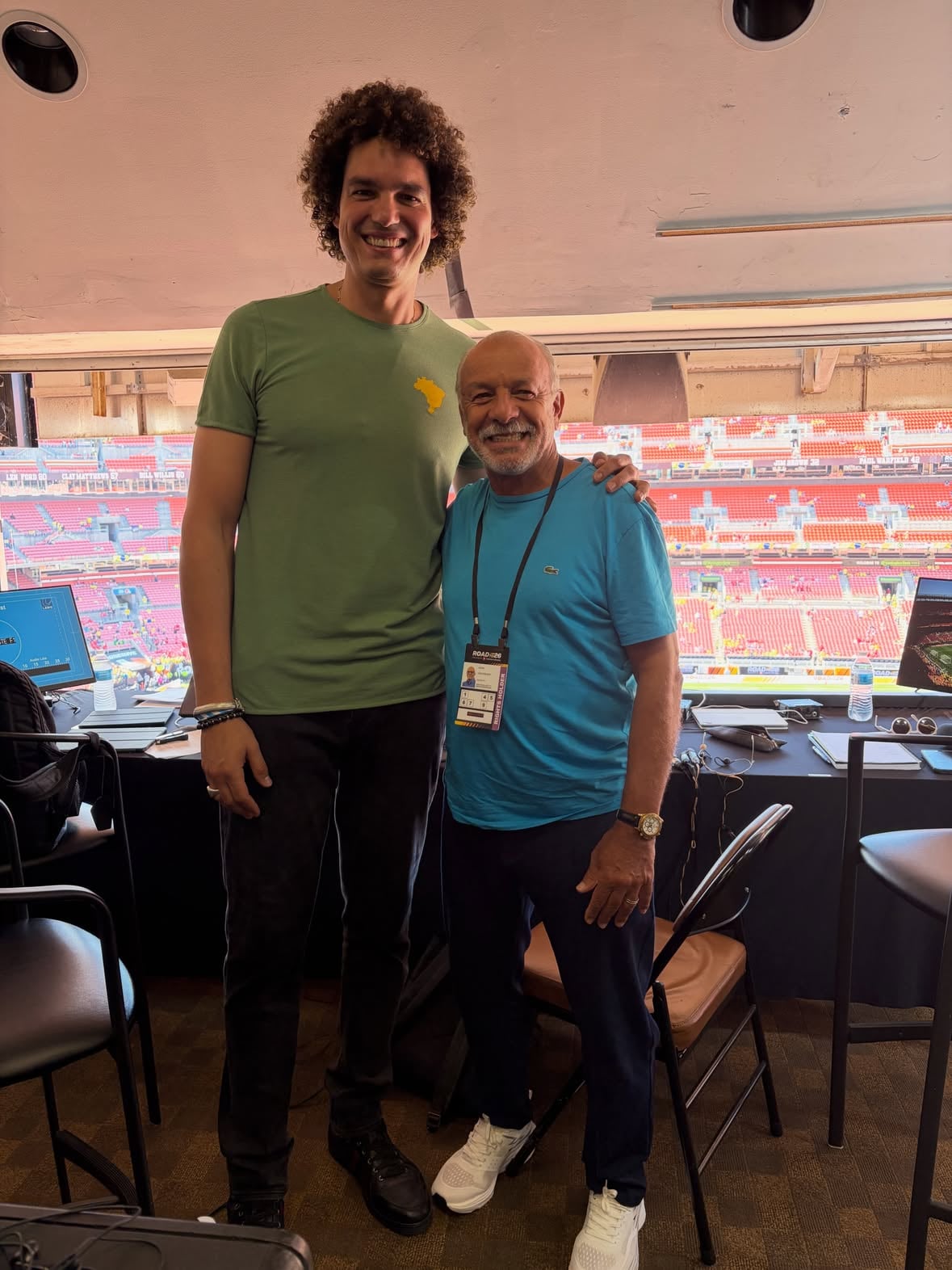 Visita ilustre ontem na cabine antes do amistoso ! Grande ,grande de verdade no tamanho e no talento. Anderson Varejão ídolo da NBA no Cavaliers em Cliveland. Lembramos da sua passagem brilhante pelo Flamengo e me disse como curtiu jogar com a nossa torcida a favor. ♥️🖤. @andersonvarejao @flamengo @sportv @tvglobo