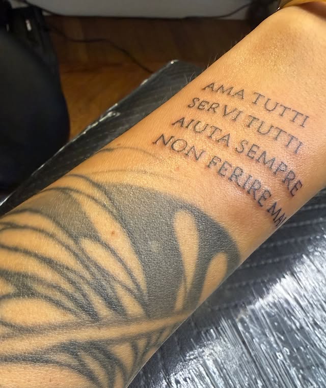.Forse è questo lo scopo del dolore: farci accorgere del dolore degli altri, affinché possiamo fare qualcosa per allietarlo.Forse vuole solo ricordarci di restare con i piedi sulla terra, riportandoci alle cose che contano davvero.Quando tocchi il fondo, vuoi solo tornare a respirare.L’energia ritorna, ma qualcosa in te è cambiato per sempre.Quando hai conosciuto quel vuoto, hai paura di rientrarci.E allora ti ritiri, non per rancore verso gli altri, ma perché hai bisogno di fare i conti con te stessa.E ogni volta che provi a rientrare nel mondo di prima, ti senti sempre più straniera in quel posto.Perché hai chiesto a te stessa di diventare qualcosa di più.Ed è lì, proprio lì, che capisci di avere una scelta:isolarti ancora di più, oppure usare la tua piccola, umile esistenza per portare del bene.Con amore. Con umanità.Forse è questo lo scopo del dolore: attraversarlo, e trasformarlo in amore, per sé, e per gli altri.Buon viaggio a tutti.Non sentitevi mai sbagliati di fronte ai sorrisi che vedete passare.Ognuno porta dentro di sé battaglie che sta affrontando come meglio può.Anch’io uso la mia poca energia per fare quello che so fare, e poi cerco di andare avanti, cercando la mia strada.Ma forse la strada è già questa.Il cammino stesso.Non c’è una meta da raggiungere.Non c’è un traguardo che ti aspetta.C’è solo un’esistenza da vivere, nel modo più autentico, più luminoso possibile. by @selenegenisella