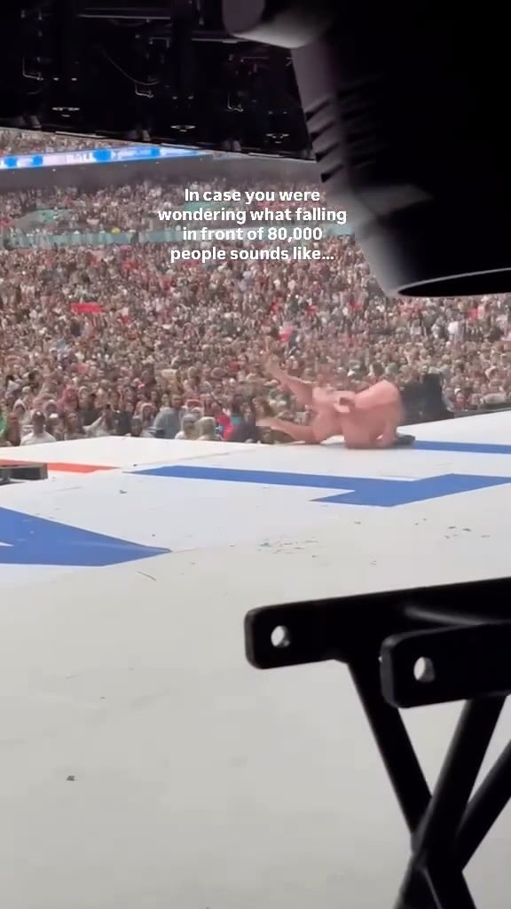 It was raining and the stage was slippery 😭🫶🏼🇬🇧 by @stephensanchezofficial