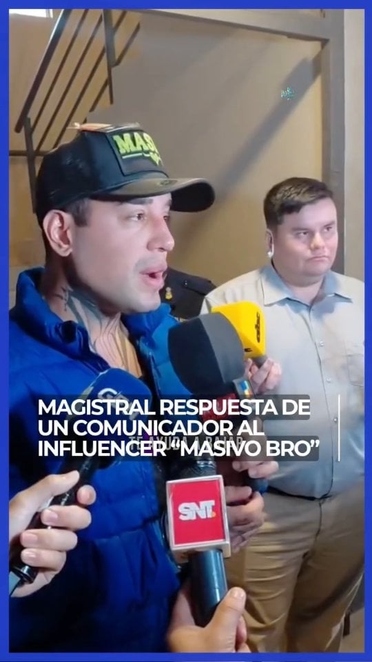 #Virales | 🙌🏻🕶️ Magistral respuesta de un comunicador a Franccesco Canatta, más conocido como "Masivo Bro"

⛓️‍💥😅 Este lunes, el creador de contenido, Franccesco Nathannael Canatta González, también conocido como Mocaccino, se presentó a declarar en la Fiscalía, luego de haber sido detenido ayer en un local de votación, en Luque, por presunta incitación a cometer delito electoral.

🎤😬 Al llegar el momento de hablar con los medios de prensa, fiel a su peculiar estilo de referirse a la gente, quiso realizar una "recomendación" para bajar la panza a uno de los cronista, sin embargo, lejos de incomodar al colega, este le respondió de manera contundente.

📻#Universo970AM