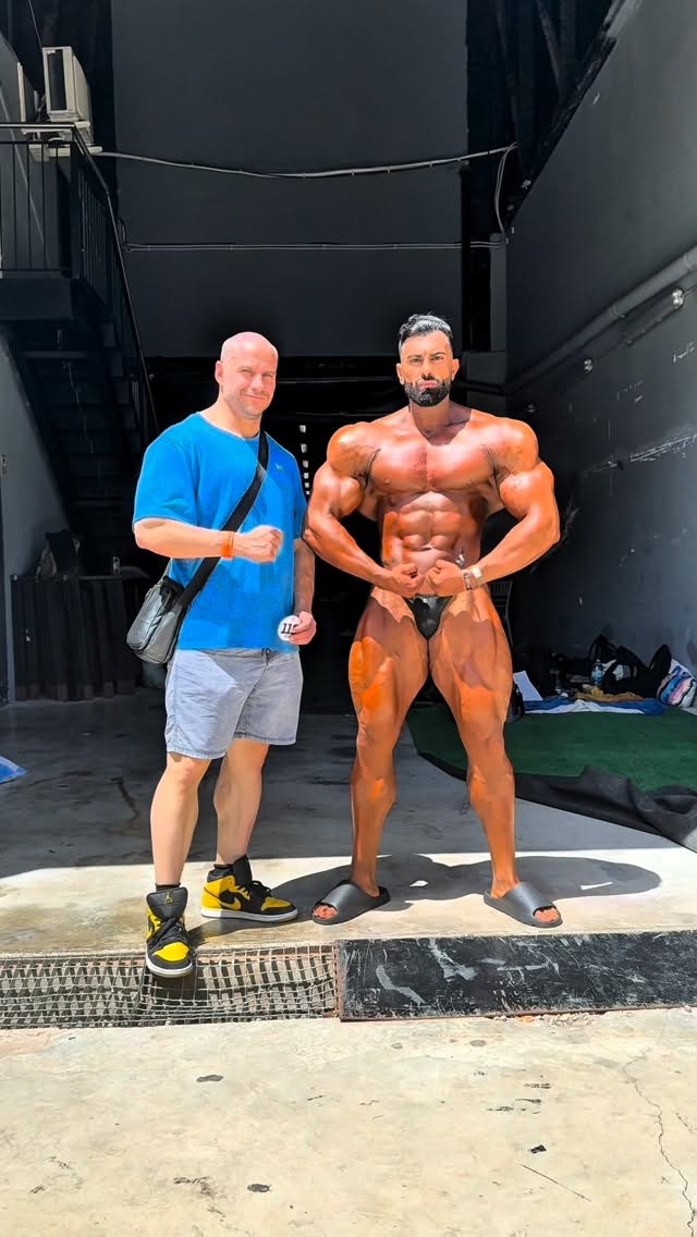 Por fin en casa ! 
Hoy ha sido un día MUY largo pero bastante productivo, salimos en mi primer @mrolympiaamateur en una categoría de 12 atletas superpesados donde no conseguimos entrar en el top 5, a falta de fotos de calidad en tarima os dejo un trozo de lo que era un vídeo para sacar un fotograma con @robertocastellanoperez 😂

● Filmmaker & RRSS
@davidbohorquezproductions | @ottovisualsstudio

● Suplementación
@vitalfit.es | código BOHORK

● Ropa
@teveo | código BOHORK

● Accesorios
@gym_pin | código BOHORK

#bodybuilding #fitnessmotivation #bohork