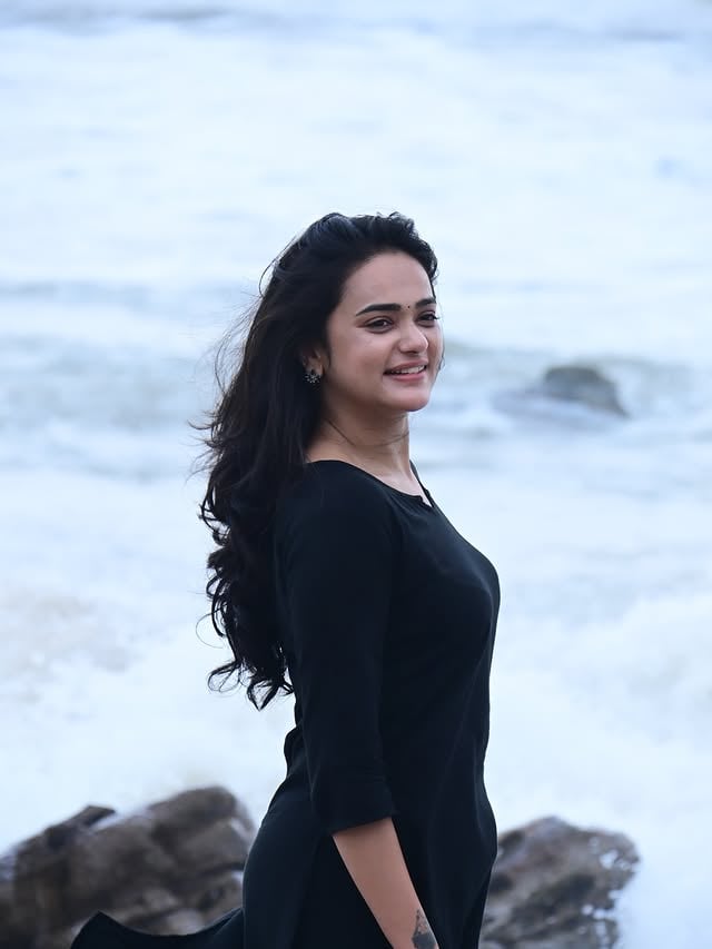 Nothing but ocean, wind, and a genuine smile ❤️
.
. 
#feltcute❤️ #vizag #rkbeach #