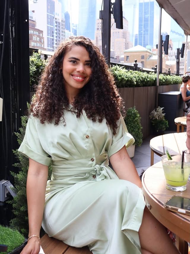 A Sunday surrounded by women who are building businesses, raising families, and proving that both can exist at the same time. 🥂🤍After an amazing business training we went to a qualifiers happy hour and it felt so good to be recognized and have fun. So grateful, thank you @paymi 🙏🌆❤️#coachwale #bossmom #womebinbusiness #nyc by @walessa_m
