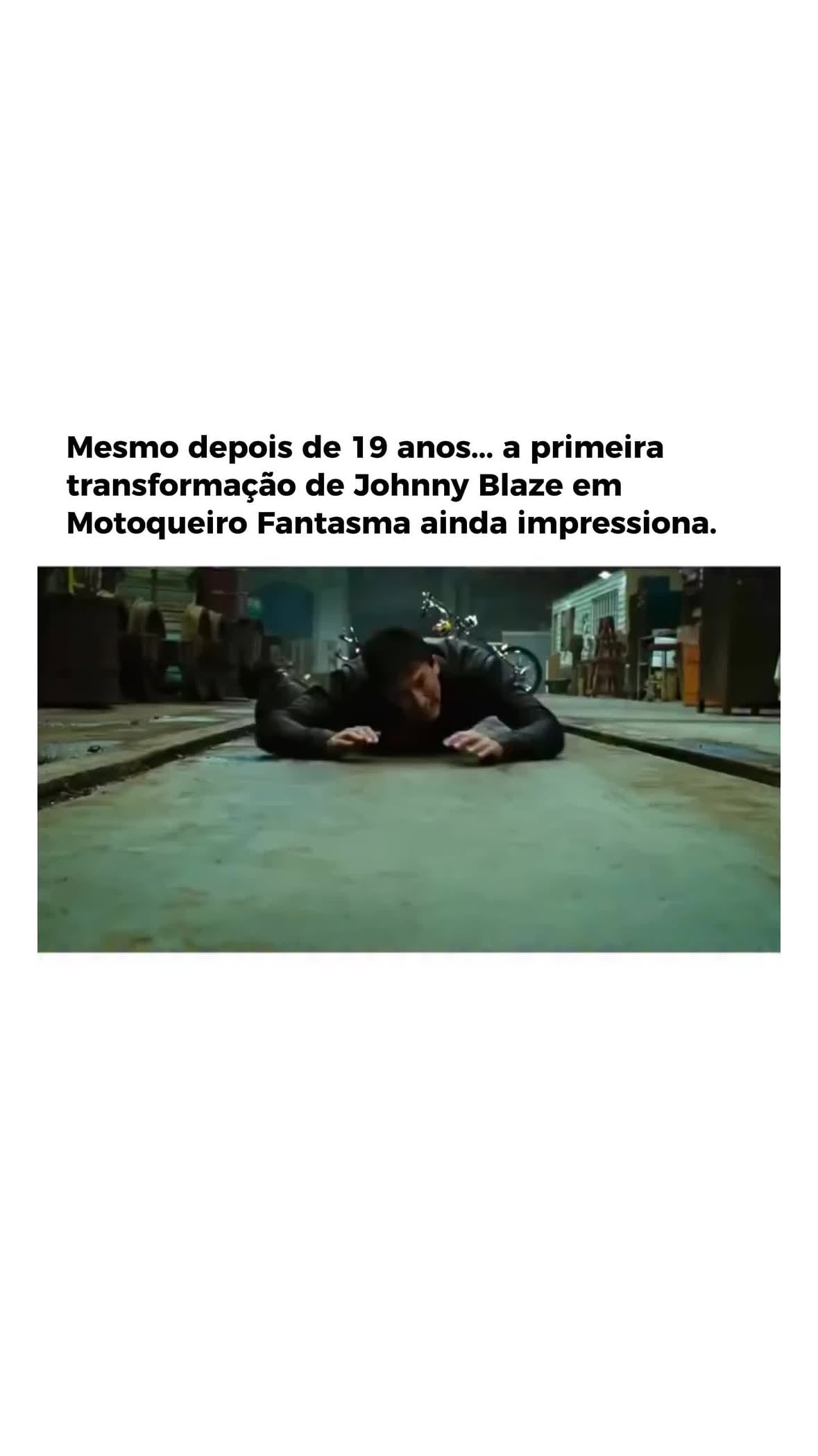 A transformação de Johnny Blaze em Motoqueiro Fantasma, no filme de 2007, continua sendo uma das cenas mais impactantes dos filmes de super-heróis. Em uma época em que o gênero ainda estava se consolidando, a sequência apostou em elementos sombrios e perturbadores que ajudaram a torná-la inesquecível.Tudo começa quando Johnny Blaze é consumido pela maldição que carrega. Enquanto seu corpo se contorce em dor, a transformação acontece de forma brutal. A pele parece se desfazer, fumaça escapa pelos olhos e chamas tomam conta de seu corpo até revelar o icônico crânio em chamas do Espírito da Vingança.Grande parte do sucesso da cena se deve à atuação de Nicolas Cage. Em vez de tratar o momento como o nascimento de um herói poderoso, ele transmite desespero, medo e sofrimento. Seus gritos de agonia se misturam com a presença ameaçadora do Motoqueiro Fantasma, criando a sensação de que duas entidades estão disputando o controle do mesmo corpo.Mesmo após quase duas décadas, a sequência continua impressionando fãs por sua intensidade e atmosfera única. A combinação entre efeitos visuais, direção e a atuação marcante de Cage transformou a cena em um dos momentos mais lembrados do personagem nos cinemas.Para muitos fãs da Marvel, aquela primeira transformação permanece como a melhor representação do Motoqueiro Fantasma nas telas, mostrando toda a dor, o terror e o poder que definem o lendário anti-herói. 🔥💀 by @umaodisseianopassado