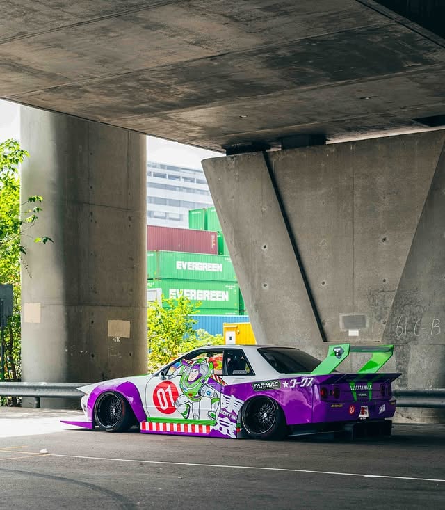 LB KAIDO WORKS NISSAN R32 SKYLINE “Buzz Lightyear” livery @tarmac.works in Hong Kong 🇭🇰 The iconic purple and green with wide body !!Special thanks to @tarmac.works & @tarmac.cards & @fe.lix.kwong !!#libertywalk #buzzlightyear #buzz #jdm #r32 by @libertywalk_toshi