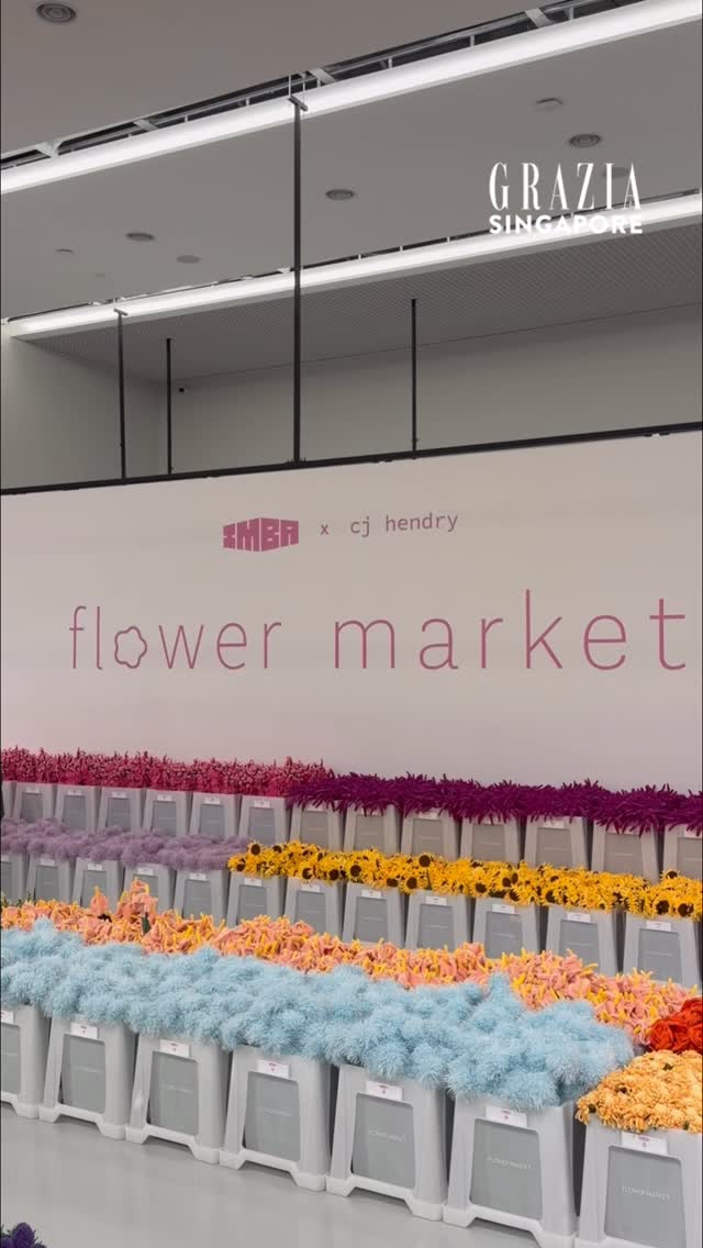 Florals for spring? Groundbreaking 💐None of that Miranda Priestly contempt, we really do mean it. Australian artist Cj Hendry (@cj_hendry) has landed in Singapore and she’s brought her viral immersive installation, ‘Flower Market’, with her 🌸Ahead of its public opening, GRAZIA Singapore got a sneak peek inside Hendry’s work of art. Part exhibition, part floral shop, @be.imba Theatre at @gardensbythebay was transformed into a vibrant space filled with bountiful felt-flower blooms. From 10 to 14 June, visitors can wander through the colourful floral rows and build their own bouquet. ‘Flower Market’ is one event that had us saying, “Not right now babe, I’m cultivating whimsy” 🪻🌷🌻#cjhendry #cjhendryflowermarket #flowermarketsg #GardensByTheBay #cjhendryjuju by @grazia.sg
