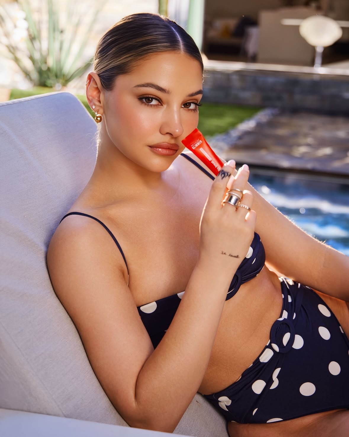 Poolside treat 😋 

@madelyncline keeps lips feeling hydrated in the summer sun with NEW Glimmer Lip Treat Balm + Mask in Strawberry Swirl 🍓

Treat yourself @walmart