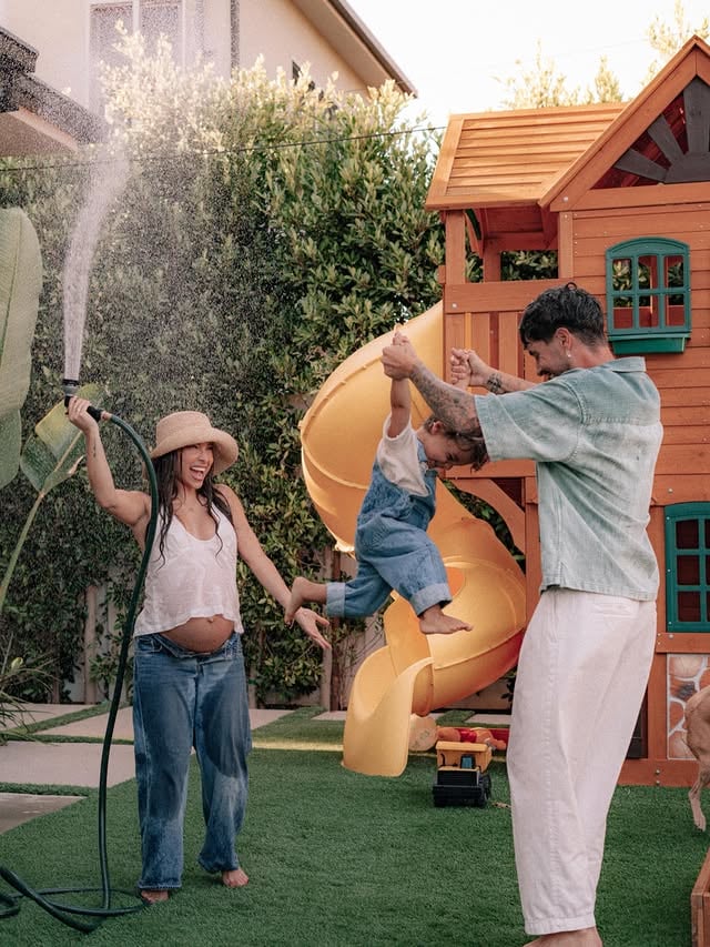 I don’t know what I did in my past life, but it must have been something really good to deserve a family like this. I’ve never felt happier in my entire life & I’m so excited to keep growing 💛 by @ayla_woodruff