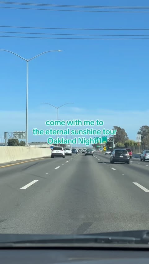 the eternal sunshine night 1 mini vlog 🫶🏽🩵🥰 if you have any questions about my experience I have some other vids/posts or feel free to ask me in the comments 🤩 #brighterdaysmemories #theeternalsunshinetour #oakland #hatethatimadeyouloveme #petal @arianagrande @oaklandarena @teamariana @brighterdays
