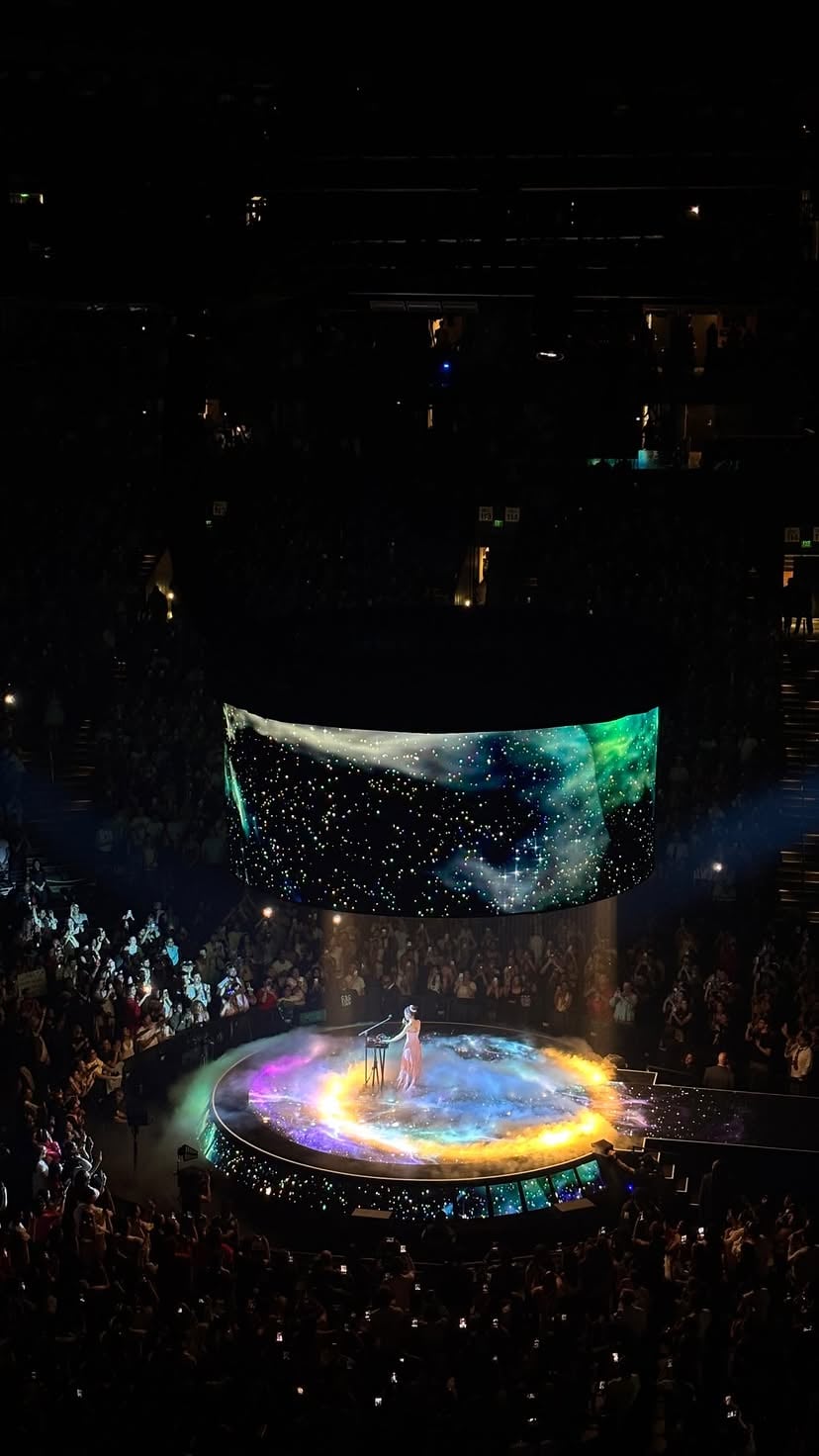 witnessing this moment live for the first time🥹🖤💫 how lucky could I get✨✨✨

#arianagrande #teamariana #eternalsunshine #eternalsunshinetour