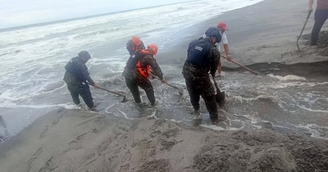 #TL2 | Habitantes del cantón Cangrejera en La Libertad Costa y personal de la Marina Nacional realizan obras de mitigación en el canal de desagüe y trabajos de ampliación de la desembocadura de la bocana Boca Poza para evitar inundaciones. 🌧️Vía: Fuerza Armada by @teledos_tcs