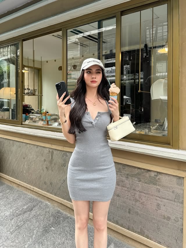 Super hot! Our favorite girl K. @narinnarinrak Kimber Grey Button Dress🩶 เดรสผ้ายืดสีเทา สวยปังมากๆค่ะ Order via Line: @ brandkimber 🔥 by @kimber_official