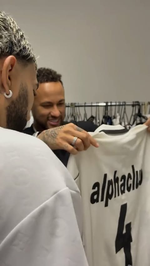 Será que Neymar Jr e Gabigol curtiram os mantos históricos? 😍