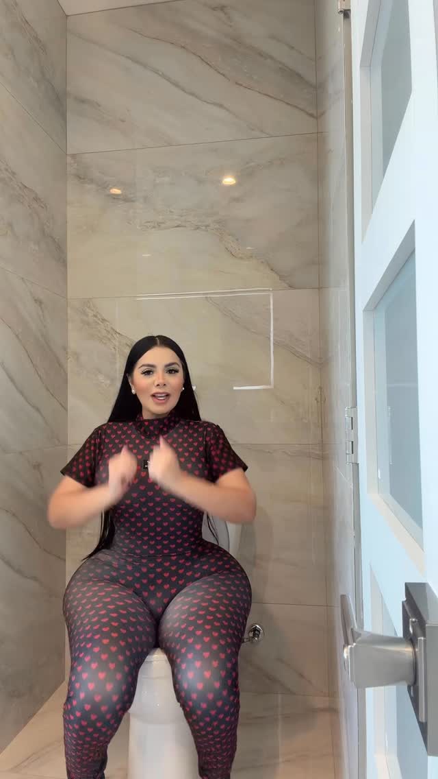 Tenía que estrenar el baño de mi casa nueva con este Trend 🤣🤣🤣#explore #explorar #explorepage by @m3llyav