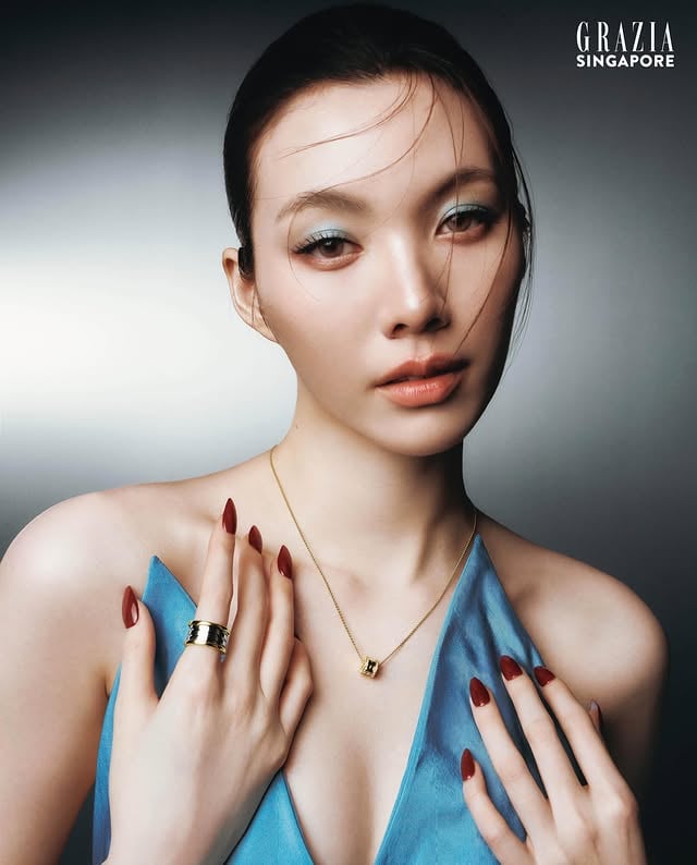 While fans have analysed the #LingOrm chemistry with near‑academic intensity, Orm Kornnaphat (@orm.kornnaphat) remains endearingly humble about their appeal. “I’m not sure what makes our chemistry work so well,” she says with a laugh. “But I feel like we’re both sincere with each other and we both focus on doing our jobs well. Most importantly, we’re partners who genuinely care about each other very much.”She does not attempt to intellectualise it beyond that—for her, there is no hidden technique behind their connection; it is simply one built on trust and mutual care. This innate sincerity is not merely a recipe for on‑screen chemistry; it is the defining characteristic of both Orm and her approach to her chosen path.Ask her what her GL roles might mean beyond the ratings and fandom, and she answers with neither hesitation nor performance. “I feel that my roles may help many people normalise and better understand the [reality] of women loving women,” she says. “[They] may also help people realise that love has nothing to do with gender—it’s simply about two people loving, caring for and being there for each other unconditionally, regardless of gender.” It is the kind of statement that, coming from anyone else, could easily sound like calculated PR. From Orm, it lands as something more straightforward: a considered view she simply holds—and has always held.At the link in bio, read the full June/July 2026 cover story, where the Thai actress proves how sincerity has become both her defining quality and her greatest asset in the industry 🩵🧡Editor-in-Chief: @pakkeePhotographer: @_zhou_chuanCreative Direction & Styling: @kllyhsuStory: @cherylaiimHair: @biobell.lpzMakeup: @achirakulProducer: @itstimebangkokPhotography Assistants: @thanakit_555 @gohung19 @thanakrn_tanthaStyling Assistant: @plengkondee#ormkornnaphat #weloveormmormm #kornnaphatsethratanapong #ออม by @grazia.sg