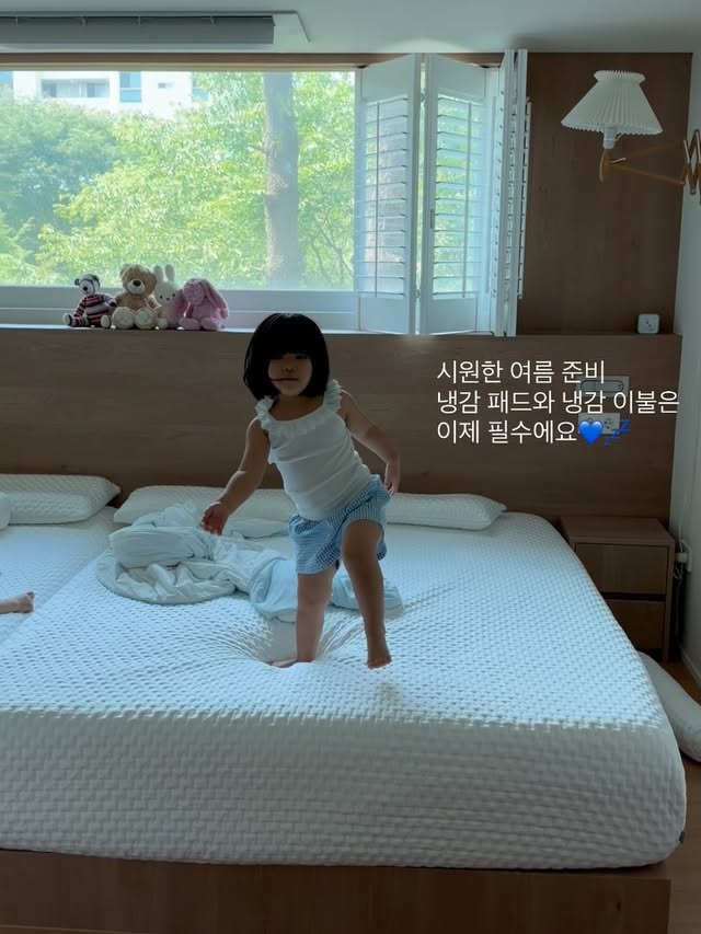 헉!!! Sold out😱‼️밤사이 빠르게 품절된 올인원 냉감 매트리스 커버는 2차 프리오더로 소량 추가되었어요❤️많이 만들고 싶지만 워낙 냉감으로 올인원 만드는게 사람 손이 많이 가서 시간이 오래 걸리고 공정이 까다로워 하루 생산량이 소량이라 하셔요ㅠㅠ이번에 품절되면 더 추가는 어려울거 같아요 또르르..홑패드가 현재 주문 1등인데요!홑패드 자세히 보여달라하셔서 바로 찍어보았습니다😉💙영상으로 이 퀄리티가 다 담길지 모르겠어요!!!!!받아 보시면 ‘확실히 다르다‘ 느껴지실거에요 순백빙하는 젤리맘 단독 최저가라 다른 공구가 없어요 오직 여기서만 최저가로 만나보실수 있어요듀라론 100% 국내제작 100%30년 경력의 인휴 대표님께서 제대로 만든 냉감패드에요 밀도가 달라요 아낌없이 비싼 냉감 원사를 3중직으로 만들어폭신폭신 두툼하고 부드럽고 시원해요🧊💙💤내 월급 빼고 오르는 세상인데정말 어렵게 작년 가격이랑 거의 동일하게 맞추었구요 올해 다 예뻐진 순백빙하 패턴으로 고급미 뿜뿜이어요이번에 새로 롱베개 커버가 출시가 되었는데 20만원 이상 구매시 전 고객 롱베개 커버를 선물로 보내드릴거에용!!! 젤리맘 단독 최초 사은품이에요롱 베개커버가 너무 좋아요 솜 없으신 분들은 솜 함께 구매하세요 아이가 쓰면 이탈방지 없어 좋은데 낮은 베개 좋아하는 어른인 저도 좋더라구용>_<💙🤍여기에 5만원대로 준비한 그루잠 냉감이불은 차르르차르르 몸에 막 감고 자고 싶을 정도로 부들부들 감촉이 너무 좋고 시원해요 찹찹한 이불 다리에 감고 자면 극락인거 아시쥬토끼 자수와 자동차 자수가 들어간 베이비 냉감이불도 3만원대로 준비했어요 집에서도 좋지만 어린이집,여행용,외출용 다됩니다>_<휘뚜루 마뚜루에요! 그루잠 이불은 일부러 슈퍼싱글 사이즈만 제작했어요각자 1인 1이불 칭칭 감고 주무세요 후회없으실거에요 시원하고 차르르 부드러워서저희 아이들은 각자 하나씩 두르고 자요ㅎㅎㅎ제가 자신있게 추천드립니다😎💙💙-------------------------------🎁선착순 무려 50분‼️냉감 베이비 베개커버(25*40) 선물 증정🎁젤리맘 공구 단독 혜택20만원이상 전 구매고객 ‼️30*70 냉감 롱 베개커버 증정------------------------------- *솜 별도/ 커버만 증정📍공구기간 : 6/8-6/12📍영업일 2-3일이내 출고 (주문폭주시 지연될수 있음)📍올인원 프리오더 (1차 품절 / 2차 6/24순차출고) 🌈젤리맘 구매완료 이벤트 구매완료+휴대폰 뒷 4자리 댓글로 남겨주시면 ’네이버페이 1만원권’을 선물로 보내드릴게요 (5명) #젤리맘공구 #인휴 #냉감 by @pdjin