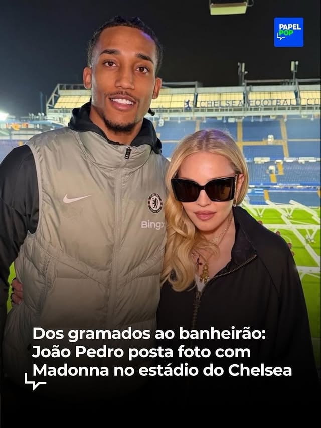 Cria de Xerém 🇧🇷 e dono de um facecard baphônico, o centroavante brasileiro João Pedro é uma das estrelas do “banheirão” de Madonna ao som de “Danceteria”, faixa do ainda inédito disco “Confessions II” que ganhou visual em curta-metragem divulgado nesta segunda-feira (8). O atleta de 24 anos mostrou nos Stories, já nesta terça-feira (9), que ele e a Rainha do Pop já se conheciam ao publicar uma foto da cantora no estádio do Chelsea (time que João joga atualmente), na Inglaterra. Não há data na imagem. Será que foi ali que ela pensou: “Quero esse bofe escândalo no meu filme!”? E está correta, né? Belíssimo!

DANCETERIA JÁ É #1 NAS NOSSAS CASAS. SOLTA NO SPOTIFY, MULHER 🪩👀 (📸: @joaopedro.oficial)