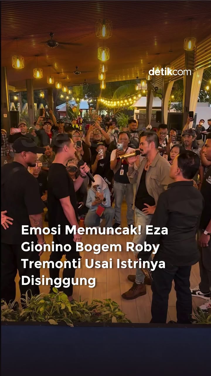 Acara perkenalan duel tinju Eza Gionino dan Roby Tremonti mendadak ricuh!

Ketegangan di antara keduanya yang sudah memanas sejak beberapa waktu lalu akhirnya pecah di depan publik. Eza terlihat melayangkan pukulan ke arah Roby saat acara perkenalan pertandingan tinju.

Diketahui, konflik ini bermula dari komentar Roby di media sosial yang dianggap menyinggung urusan rumah tangga dan kehormatan istri Eza.

Hingga saat ini, tim detikHot masih berupaya meminta tanggapan dari kedua belah pihak terkait insiden tersebut.

#detikhot #detikcom #EzaGionino #RobyTremonti #viral