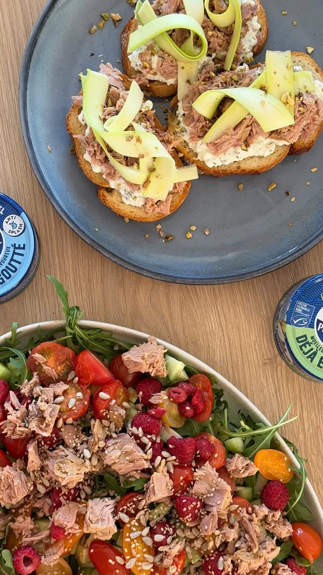 Parfois, bien manger ne se joue pas sur une heure passée en cuisine. Ça se joue sur les petits détails qui simplifient vraiment le quotidien.

J’ai réalisé aujourd’hui 2 recettes ultra simples, fraîches, gourmandes et riches en protéines avec le thon déjà égoutté Petit Navire (Publicite).

Et honnêtement, le fait qu’il soit déjà prêt à l’emploi change tout : pas besoin d’égoutter, pas de vaisselle inutile, pas d’étape supplémentaire. J’ouvre, j’utilise, je mange.

C’est exactement le genre de solution que j’aime avoir sous la main quand les journées sont bien remplies mais que j’ai quand même envie de me préparer quelque chose de bon.

Au menu :
🥗 Une salade d’été fraîche et croquante
🍞 Une tartine gourmande pleine de saveurs
Le thon déjà égoutté Petit Navire existe en version nature ou avec un filet d’huile d’olive, pour varier facilement les recettes selon les envies.
Parce qu’on peut manger simplement, rapidement et se régaler en même temps.
Enregistre pour retrouver mes deux recettes ! @petit_navire_fr

Pour votre santé, évitez de manger trop gras, trop sucré, trop salé. www.mangerbouger.fr

#maman #recettehealthy #recettesaine #sport #recetteproteine