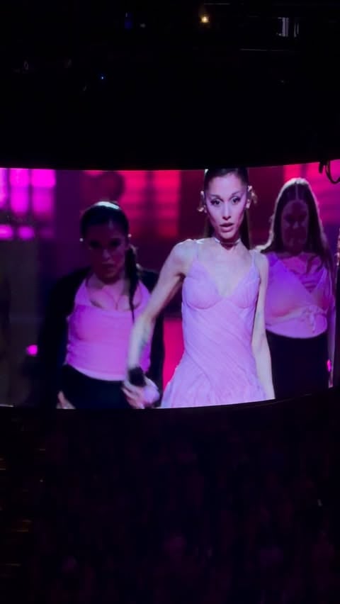 This is so diva #7rings #eternalsunshinetour #arianagrande #oakland