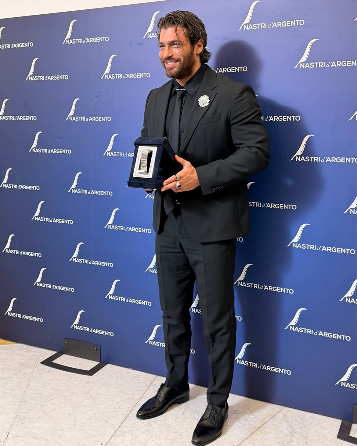 Dietro ogni grande avventura c’è sempre un protagonista capace di renderla indimenticabile.
@canyaman è stato premiato ai @nastridargento come Protagonista Internazionale per il suo straordinario lavoro in Sandokan.
E noi siamo felicissimi di condividere questo momento con te, Can. Congratulazioni ✨