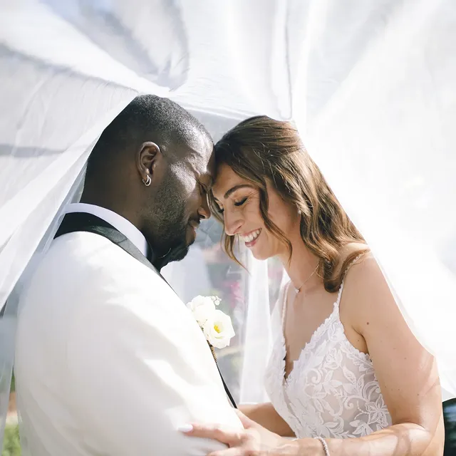 L’expérience Mariés au Premier Regard 💍 se termine par un divorce...

Je suis entré dans cette aventure avec beaucoup de bienveillance, de sincérité, la volonté de faire les choses bien et l’espoir de trouver mon âme sœur, quelqu’un qui m’accepterait tel que je suis.

Je suis resté fidèle à moi-même et à ma personnalité du début à la fin !

Ce n’est pas la fin que j’avais imaginée en participant à cette expérience...

Aujourd’hui, je souhaite ne retenir que le positif de cette aventure, qui m’a apporté des émotions inoubliables, de magnifiques souvenirs et qui m’a permis de me rapprocher encore davantage de ma mère et de mes proches.

Je ne regrette rien. J’ai tout donné et tout essayé pour que mon mariage fonctionne. J’ai parcouru 950 km, tout quitté et fait les efforts nécessaires au quotidien pour m’adapter au mieux à ma nouvelle vie à Nice...

Mais cela n’a malheureusement pas suffi. Les différences étaient trop profondes.

Je souhaite sincèrement tout le bonheur du monde à Estelle pour la suite de sa vie et la réalisation de ses projets.

Je ressors de cette aventure encore plus fort.

Mille mercis pour votre soutien tout au long de cette expérience, ainsi que pour tous vos messages de bienveillance.

Merci également à ma famille, à mes amis et à toutes les personnes qui m’ont accompagné dans cette aventure, de près ou de loin.

Je vous aime ! ❤️

Que du love 🫶🏿 sur vous 😘