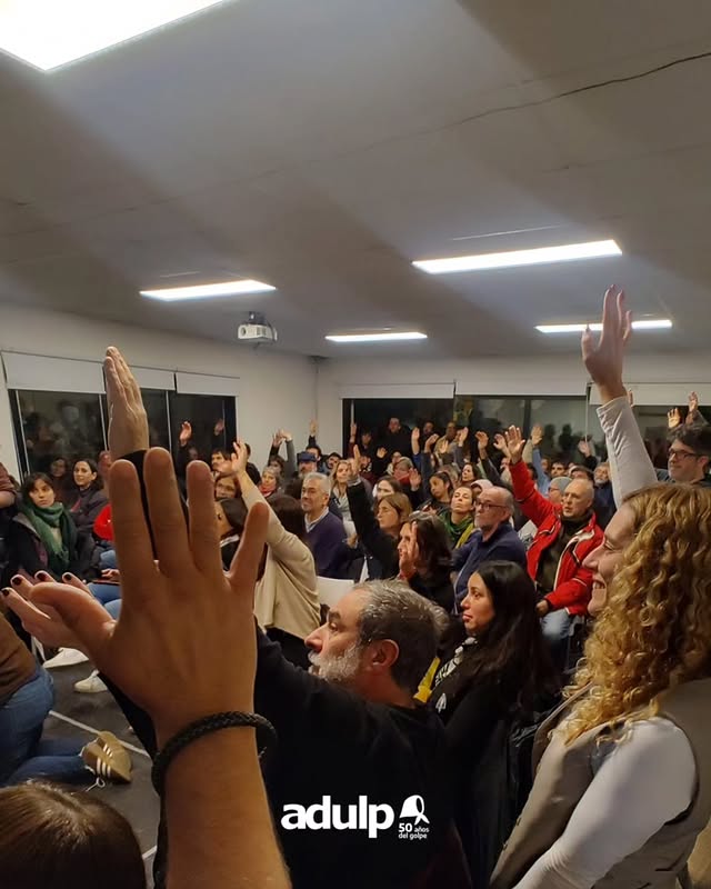 LA ASAMBLEA DEFINIÓ ACEPTAR LA PROPUESTA SALARIAL

🙋🏽‍♀️ La Asamblea General de afiliados y afiliadas de nuestro Sindicato se expresó a favor de aceptar la propuesta salarial de un 21.33% con el salario de junio -sobre el básico de mayo-, que impactará en el aguinaldo de los y las docentes de universidades nacionales.

📝 La oferta paritaria incluye también un 3% en octubre sobre el básico de septiembre, un 21.33% sobre la garantía salarial y la reapertura de la paritaria en 3 meses para darle continuidad a la recomposición.

👉 La postura de ADULP será llevada al Plenario de Secretarios y Secretarias Generales de la CONADU el día miércoles, donde se acordará la posición de nuestra Federación.
