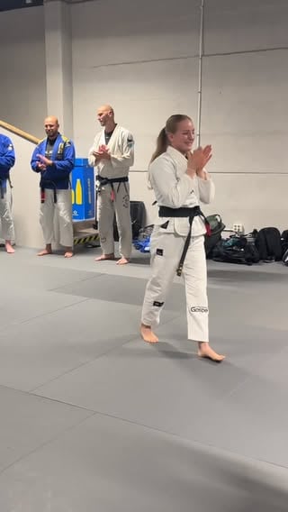 BLACK BELT 🌍😭
13-åriga lilla jag satte för första gången sin fot på mattan och 10 år senare har det gett mig hela det livet jag har idag. Det trodde jag inte då. Inte fan har det varit lätt, men tur är väll det för annars hade jag säkert tröttnat. Tack @martinhedenbergh för att du tror på mig och graderade mig till svart bälte igår. Tack hela @condebjjmma för att ni är min bas och min hemmaklubb. Tack till min familj för att ni säger ja. Även om det inte sitter i själva bältet så säger det så mycket om all tid och allt jävla slit som gått in i det här. Det är vad som betyder något. Har norrländskt stål i pannbenet eller nåt för ger upp det gör jag inte. Jag kan skriva mer men tror ni förstår vad jag vill säga. Nu fortsätter vi!! Framåt!! ❤️