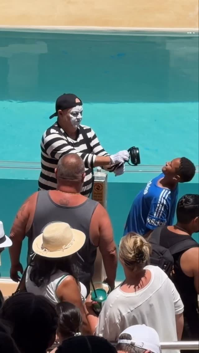 He swerved quick 😂😆 Tom mime Seaworld #seaworldmime #tomthemime #funnyvideos #comedy by @erykatravel