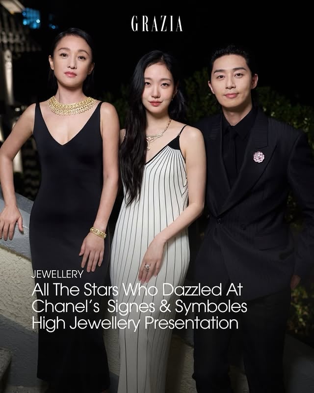The stars aligned under Chanel’s (@chanelofficial) Signes & Symboles 🌟🪽At the maison’s high jewellery presentation in Hong Kong, house ambassadors including Kim Go-eun (@ggonekim), Park Seo Joon (@bn_sj2013), Aokbab Chutimon (@aokbab), Zhou Xun and more gathered for an enchanting evening of poetry, art and music. Swipe through to see all the notable guests 🔭#KimGoEun #김고은 #ParkSeoJoon #박서준 #AokbabChutimon by @grazia.sg